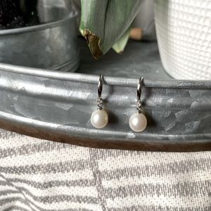 STERLING SILVER THREAD EARRINGS WITH PEARL ACCENT